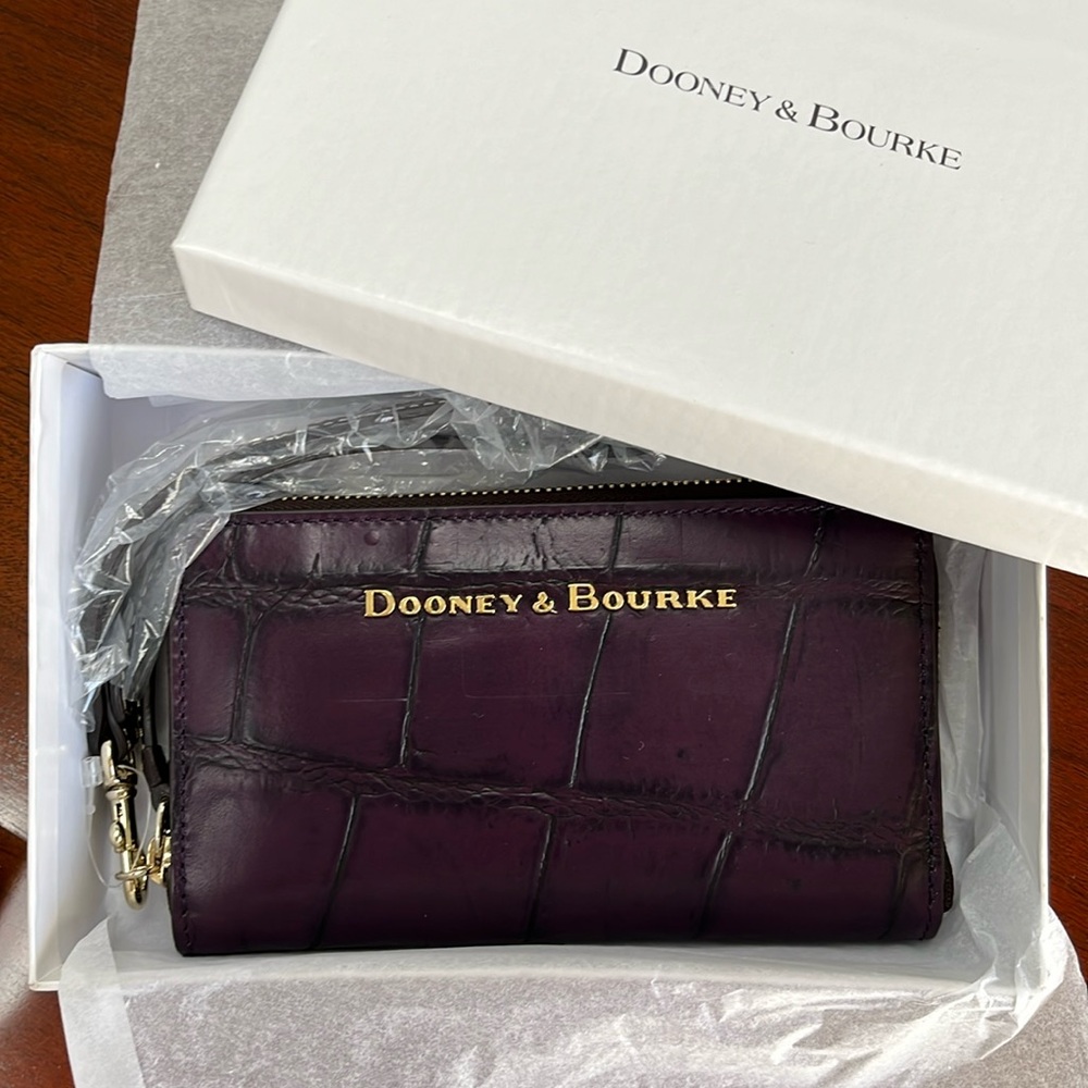 Dooney & Bourke Plum Wine Tmoro Denison ZA Phone Wristlet Croc NWT in box